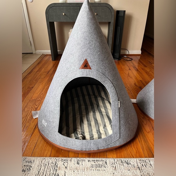 Nooee pet cave. Teepee Bed. Brand new never used. Xl size. Comes w/ travel bag.